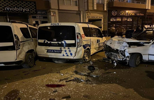 Çorum'da kontrolden çıkan otomobil, polis aracına çarptı: 3 yaralı