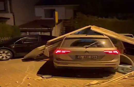 Bakırköy'de çocuk sürücü kaza yaptı, polis nöbet klubesini devirdi! O anlar güvenlik kamerasına yansıdı