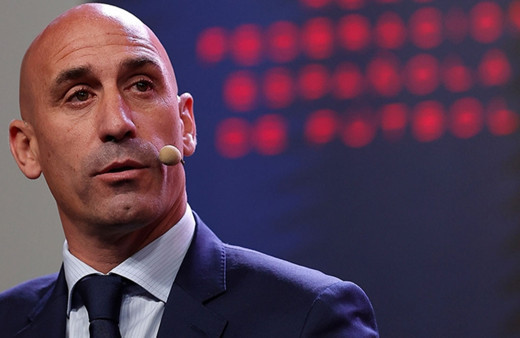 Kadın futbolcuyu öpmüştü! İspanya Futbol Federasyonu Başkanı istifa etmedi!