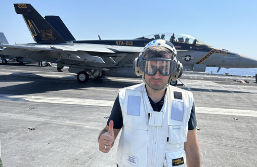 Selçuk Bayraktar ABD uçak gemisinde savaş uçaklarının iniş ve kalkışlarını inceledi