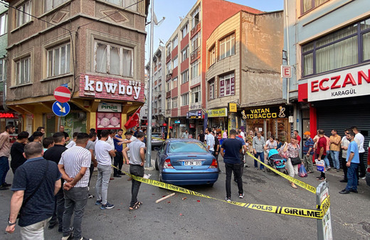 Kavganın intikamını arabadan çıkarttı! Otomobilini yumruklayıp, üzerinde zıpladı