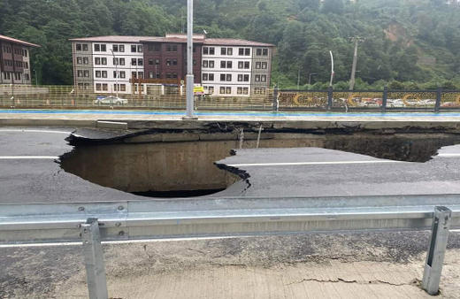 Rize'de şiddetli yağışlardan çöken yol trafiği tehlikeye soktu