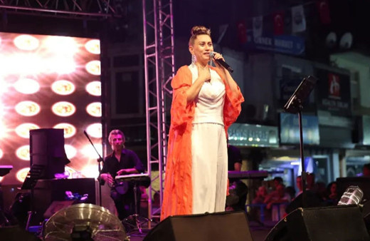 Azerbaycan Devlet Sanatçısı Azerin, Serik'te konser verdi