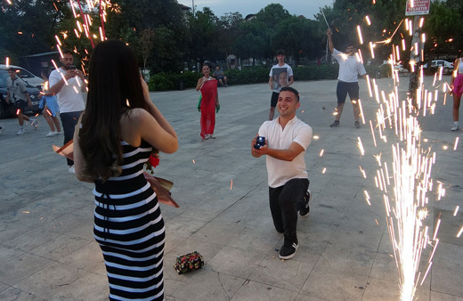 Film sahnesi gibi evlenme teklifi etti! Dans gösterisinden fırladı kız arkadaşını şaşkına çevirdi!