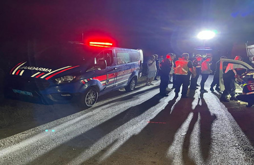 Silivri'de hafif ticari araç ve hafriyat kamyonu çarpıştı! Olay yerine gelen jandarma personeline de alkollü sürücü çarptı