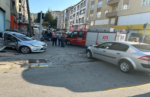 Bilecik'te iki otomobil kafa kafaya çarpıştı: 2 yaralı