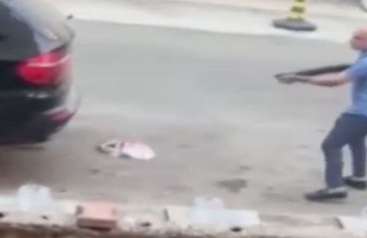 Antalya'da husumetli iki kişinin silahlı kavgası dükkanının önünde duran spotçuyu kalbinden vurdu!