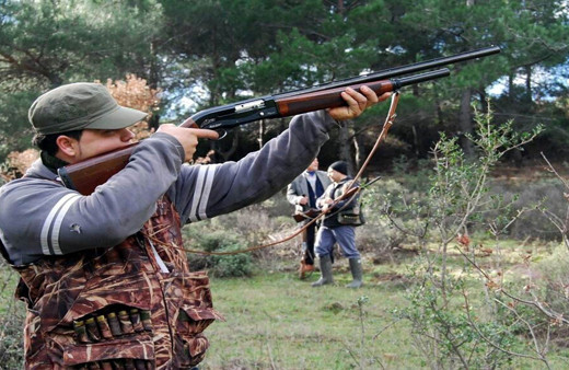 Birlikte ava gittiği arkadaşını domuz zannedip suratından vurdu!