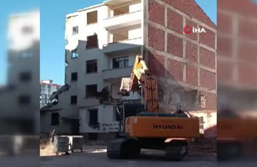 Ağır hasarlı bina böyle yıkıldı, operatör kepçeyi bırakıp kaçtı!