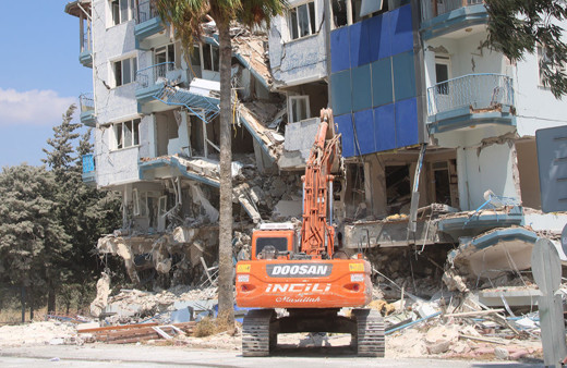 Hatay'da ağır hasarlı 6 bina kontrollü şekilde yıkıldı!