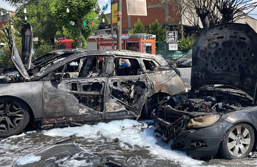 İstanbul'da oto sanayi sitesindeki 5 araç yandı