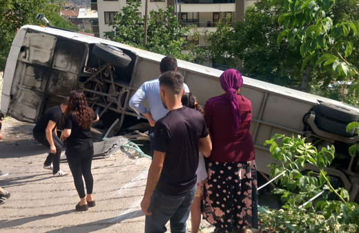 Karaman'da tur otobüsü devrildi, 3'ü ağır 26 kişi yaralandı!