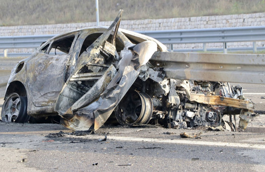 Kocaeli'de otomobil bariyerin içinden geçti! 2 kişi öldü, 1 kişi yaralandı!