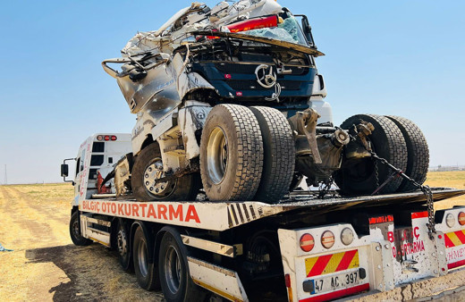 Mardin'de feci kaza! Tır şarampole yuvarlandı