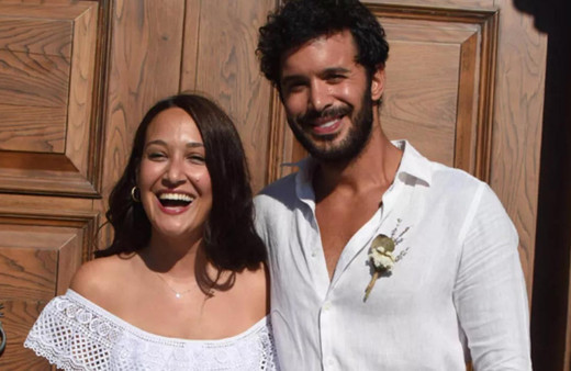 Gupse Özay ile Barış Arduç minik kızlarıyla deniz keyfi yaparken görüntülendi