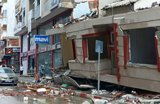 Hatay'da depremlerde hasar alan iki katlı bina çöktü!