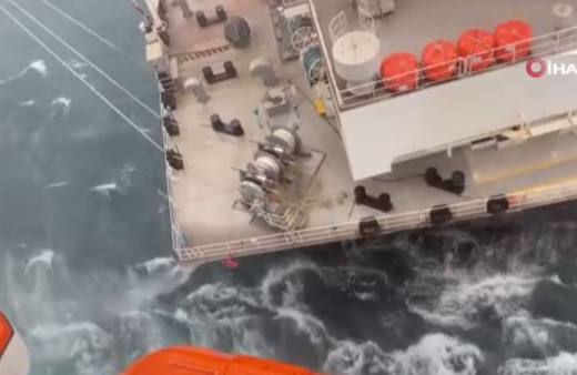 İspanya’da fırtına: Yolcu gemisi yük gemisine çarptı!