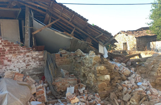 İzmir'de çatısı çöken evde 2'si çocuk 3 kişi yaralandı!