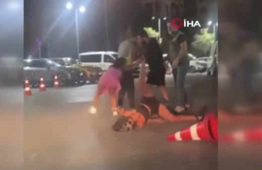 Kadınlar ile eğlence mekanı çalışanları birbirine girdi! Dubalar havada uçuştu o anlar kamerada