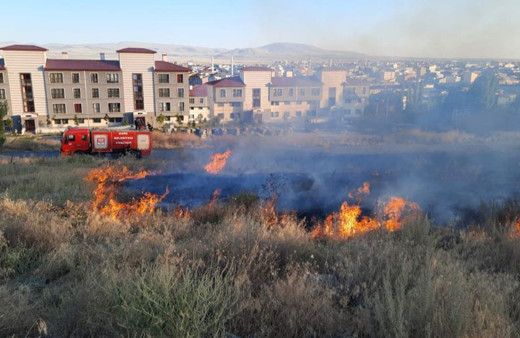 Kars’ta 2 ayrı bölgede örtü yangını çıktı!