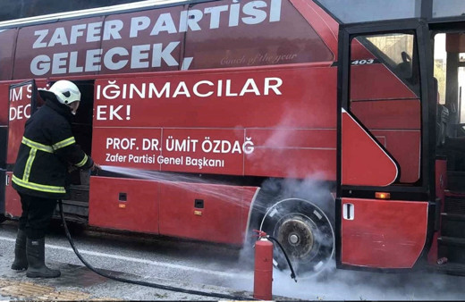 Kastamonu'ya giden Ümit Özdağ’ın seçim otobüsünde yangın