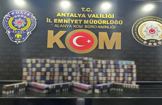 Antalya'da dev kaçakçılık operasyonu! 44 bin 600 dolu makaron, 140 litre sahte alkol ele geçirildi,