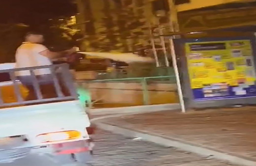 Kamyonetle gelen bir grup gençten anlamsız hareket! Durakta bekleyen adama yangın tüpü sıktılar