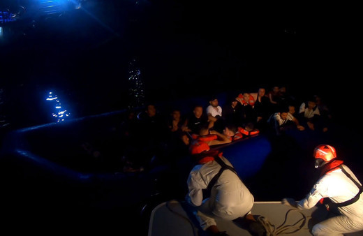 Aydın'da lastik botla geri itilen 21 düzensiz göçmen kurtarıldı!