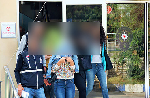 Anne ve kız hırsızlar yakayı ele verdi! Çaldıkları telefonu satmaya çalışırken yakalandılar