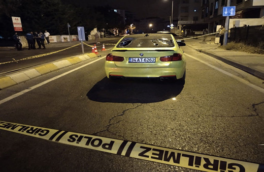 Sultanbeyli'de borçlu dehşeti! Pompalı tüfekle arabasını tarayıp darp ettiler