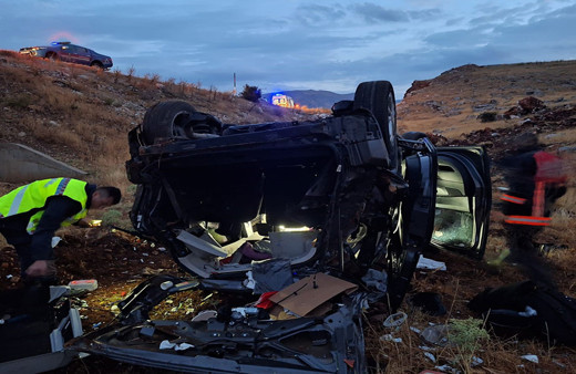 Malatya'da kontrolden çıkan otomobil şarampole yuvarlanıp takla attı!