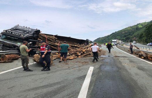 Rize'de kontrolden çıkan odun yüklü tır ticari araçla çarpışıp devrildi: 2 yaralı