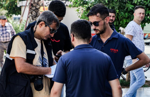 Toplu ulaşım kart dolum cihazından para toplayan 2 personele hırsızlık şoku