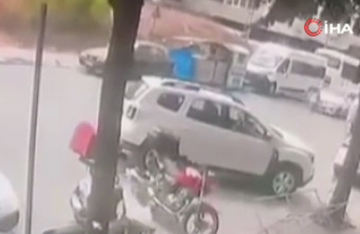 Otomobilin çarptığı çocuk metrelerce sürüklendi! O anlar kamerada