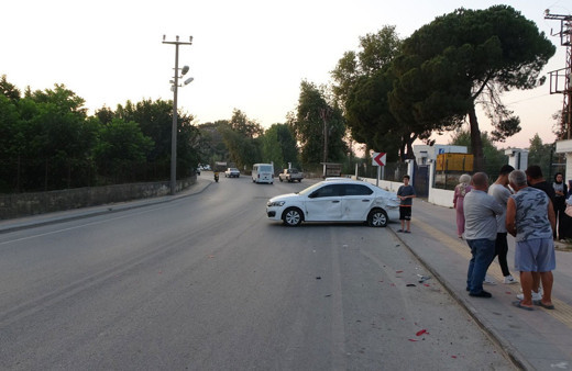 Antalya'da alkollü sürücü park halindeki otomobile çarpıp 10 metre sürükledi!