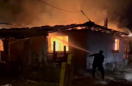 Yangına uykuda yakalandılar! Evleri kül olan aileyi komşuları kurtardı