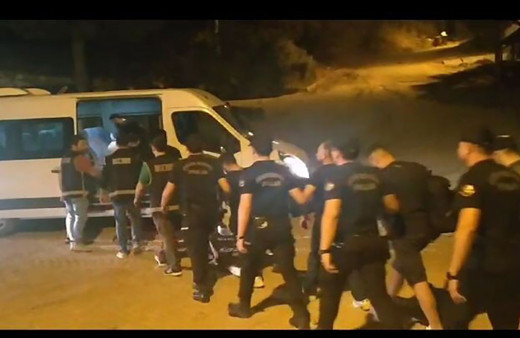 Balıkesir'de göçmen kaçakçılığına geçit verilmedi! 61 düzensiz göçmen ve 5 organizatöre gözaltı