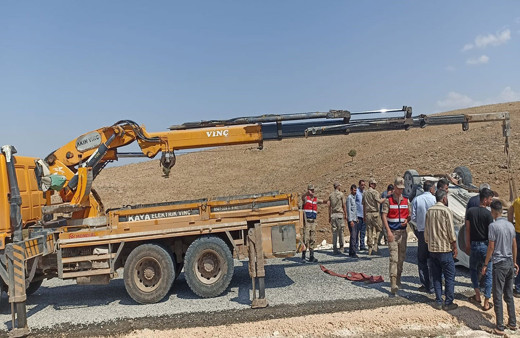 Diyarbakır'da feci kaza! Kontrolden çıkan araç kayaların üzerine takla attı