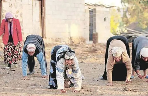 Hatay'da dört ayak üzerinde yürüyen Türk aile, bilim insanlarını hayrete düşürdü!