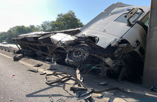 Kocaeli TEM'de lastiği patlayan tır zincirleme kazaya yol açtı! Bariyerlere ve direğe çarpan tır yan yattı