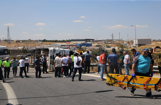 Gaziantep'te feci kaza! Devrilen hafriyat yüklü kamyonun sürücüsü can verdi