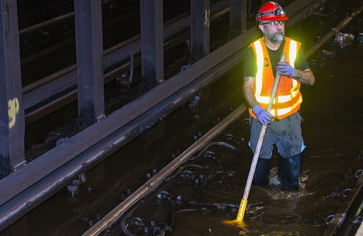 ABD'de 127 yıllık su şebekesi patladı! New York Metrosu sular altında kaldı!