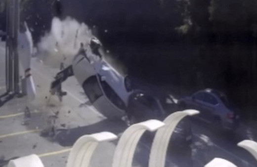 Kadın sürücü otomobiliyle bowling heykeline çarpıp takla attı! Feci kaza kamerada