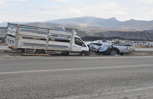 Şırnak'ta kaza yapan sürücüyü kurtarmak isteyen vatandaşlar canından oluyordu!