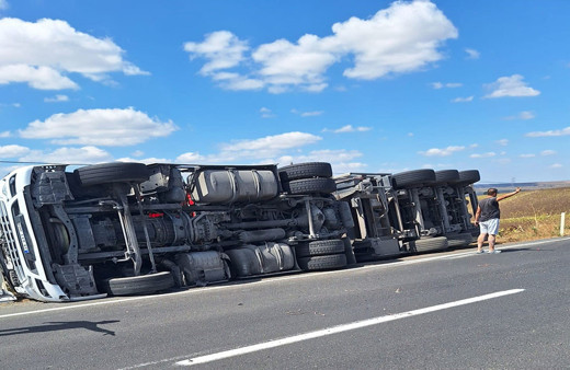 Tekirdağ'da kontrolden çıkan tır yan yattı!
