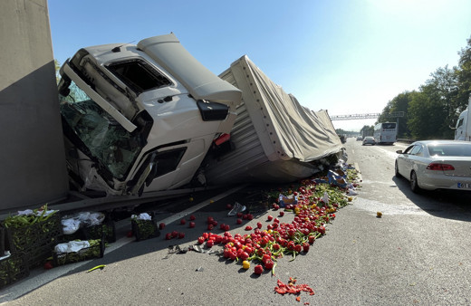 TEM'de lastiği patlayan tır köprü ayağına çarptı, zincirleme kaza beraberinde geldi