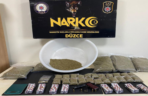 Düzce'de polis ekiplerinden uyuşturucu operasyonu! 6 kilo 250 gram sentetik uyuşturucu ele geçirildi
