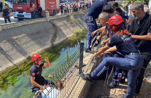 Antalya'da bahçe sulamak için kanala giren adam ağır yaralandı!