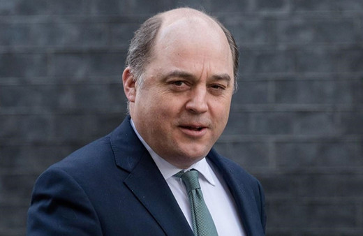 İngiltere Savunma Bakanı, "hayatı ihmal ettim" deyip, istifa etti!