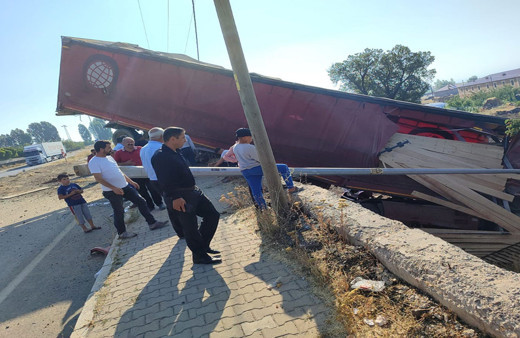 Bitlis'te feci kaza! Yoldan çıkan tır evin bahçesine uçtu